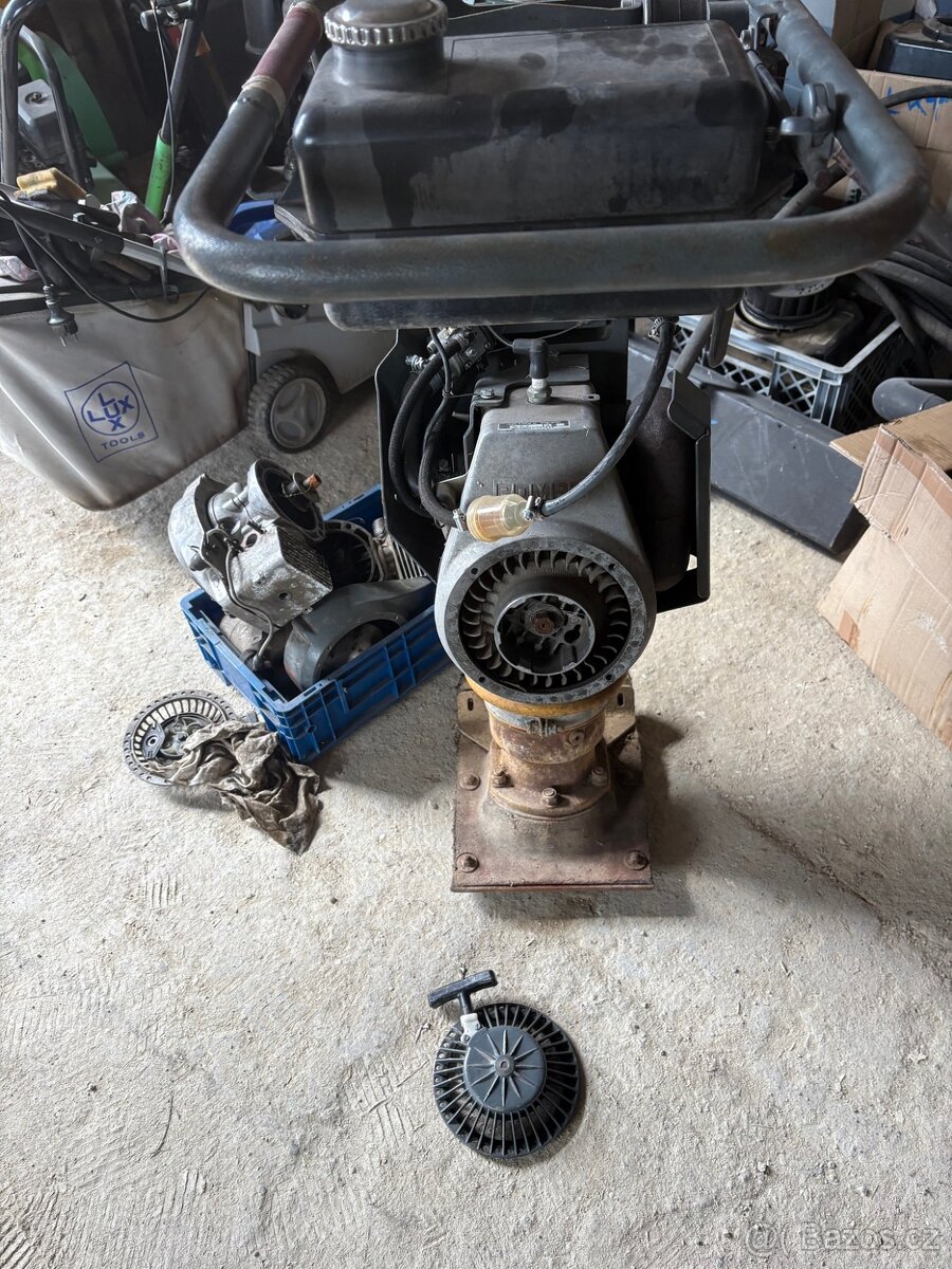 Vibrační pěch Bomag BT68 - 3