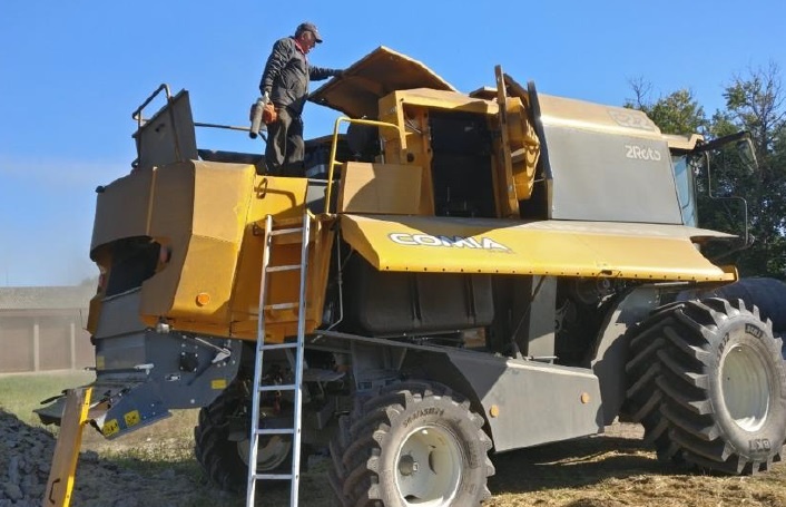 SKLÍZECÍ MLÁTIČKA SAMPO COMIA C20 - BISO VARIO LIŠTA 7,5 M - 3