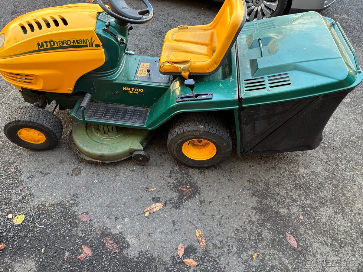 Zahradní traktor MTD - 3