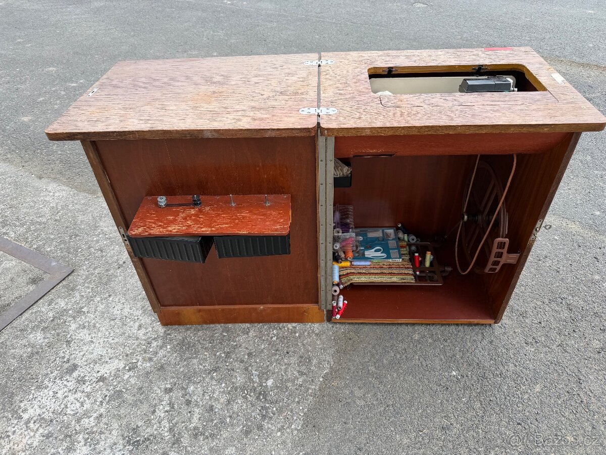 Starý šicí stroj - 3