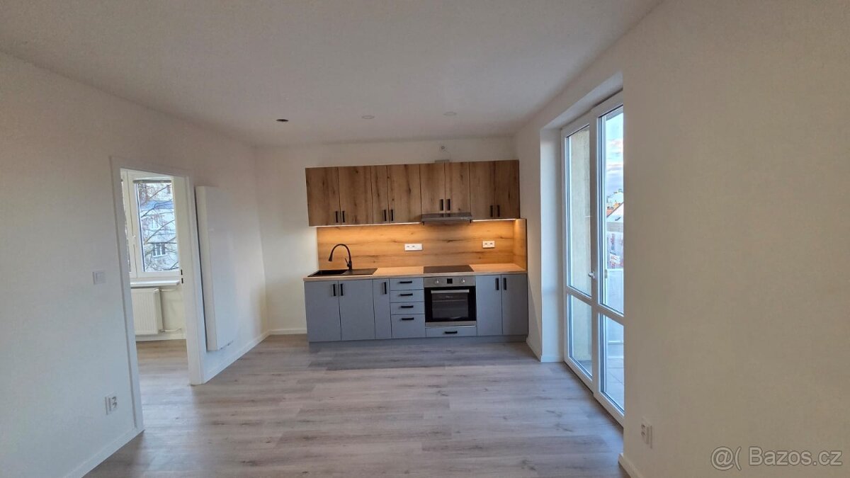 Pronájem bytu 3+1+balkón v ulici Tyršovo nám. v Lounech - 3