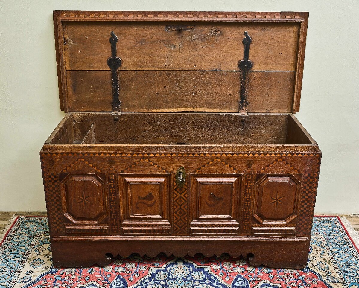 Intarzovaná dubová truhla z 18. století - 3