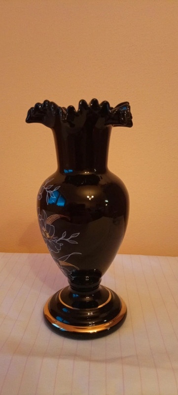 Černá váza s malovanými květy a vlněným okrajem - 3