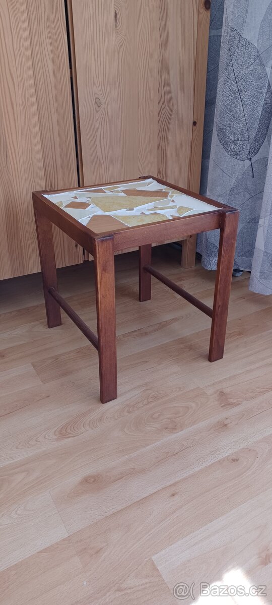 Odkládací dřevěný ručně zdobený stolek - 3