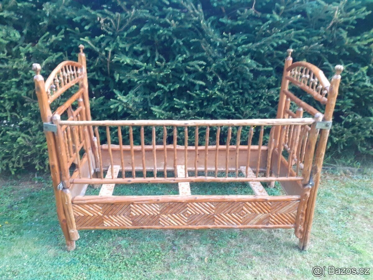 Starožitná dřevěná postel - 3