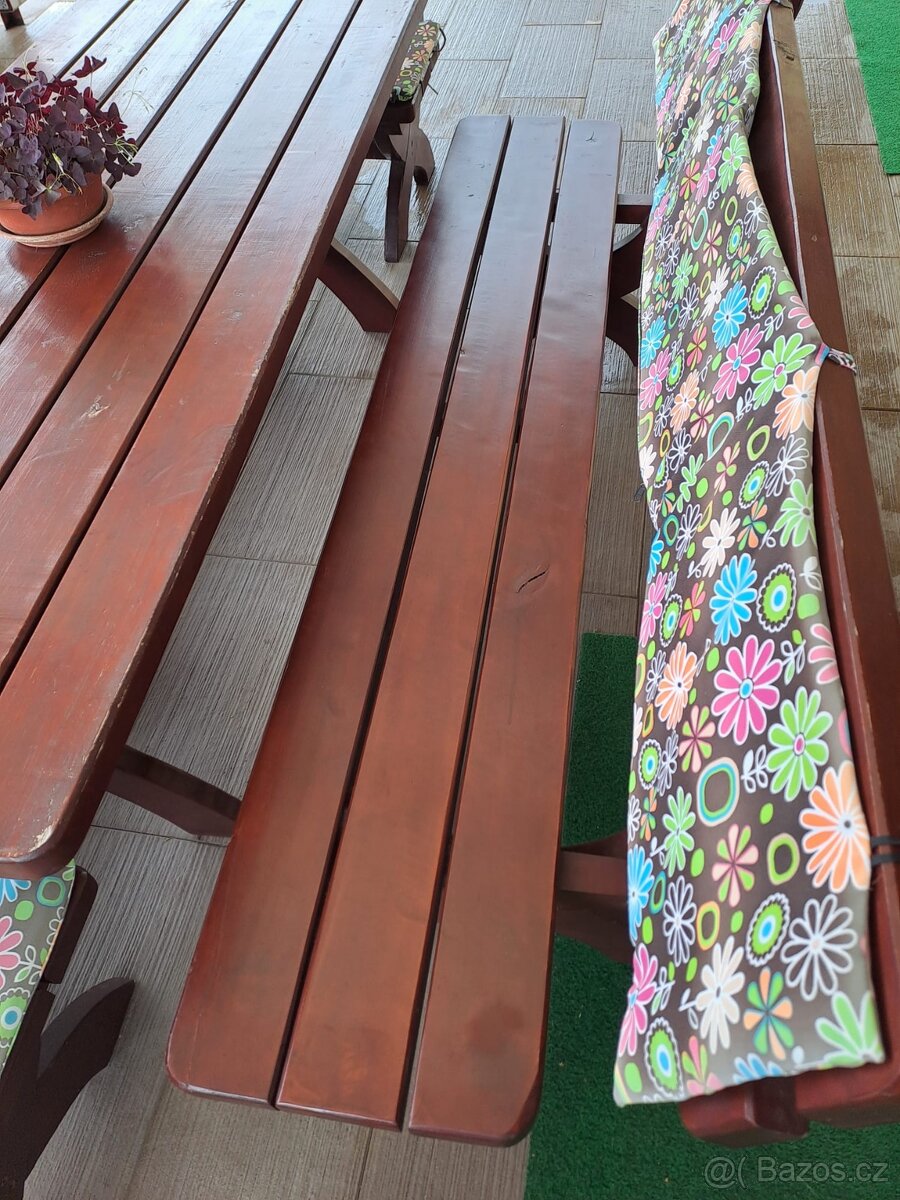 Dřevěné lavice a stůl - 3