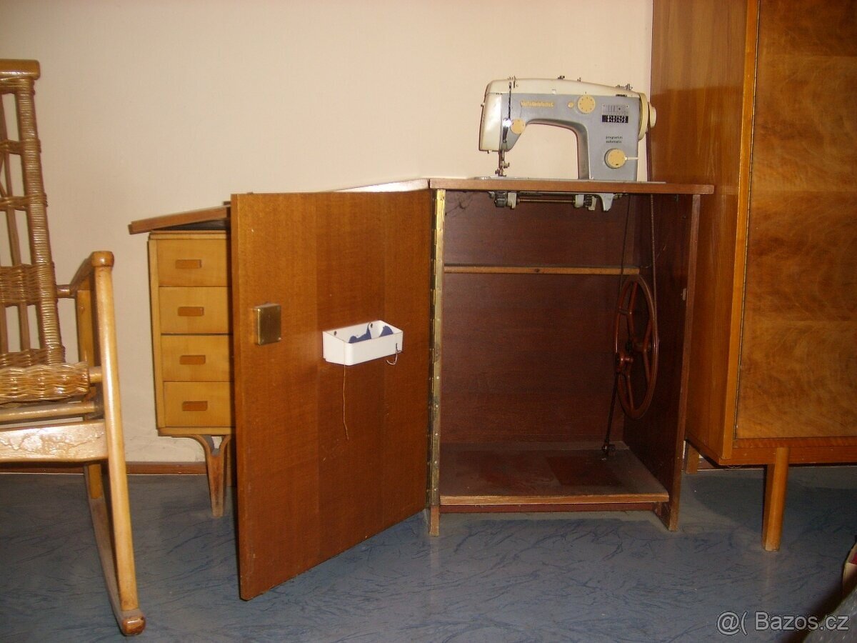 Prodám starý šicí stroj. - 3