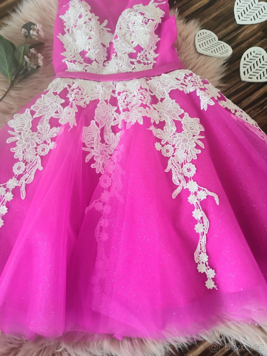 Luxusní šaty ve fuchsiové barvě zdobené bílou krajkou. - 3