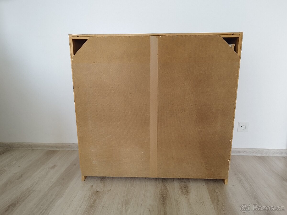 Dřevěná komoda IKEA se zelenými šuplíky a policemi. - 3