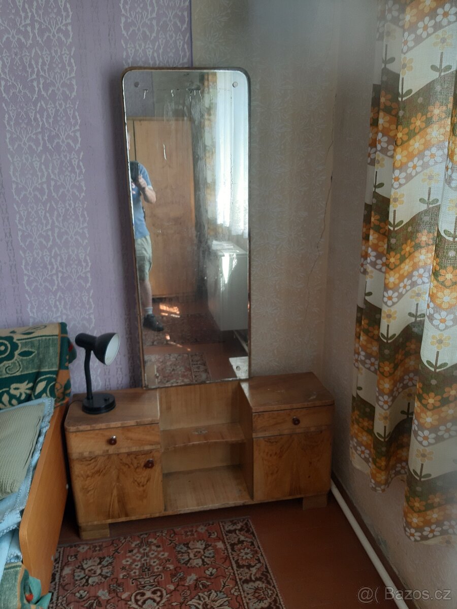 Starožitné skříně a toaletní stolek - 3