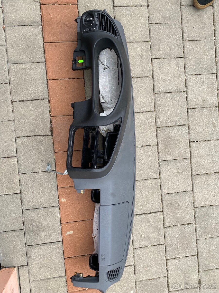 Šedá palubovka BMW E36 coupe - 3