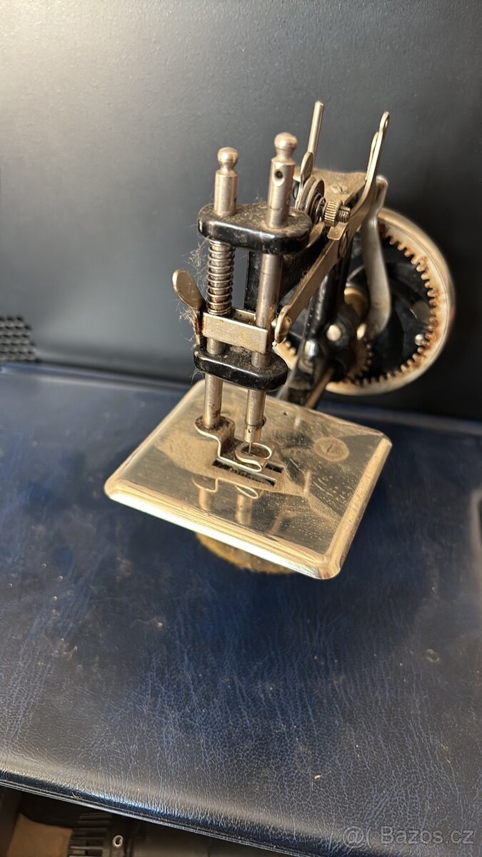 starý krásný šicí stroj dětský - SINGER - 3
