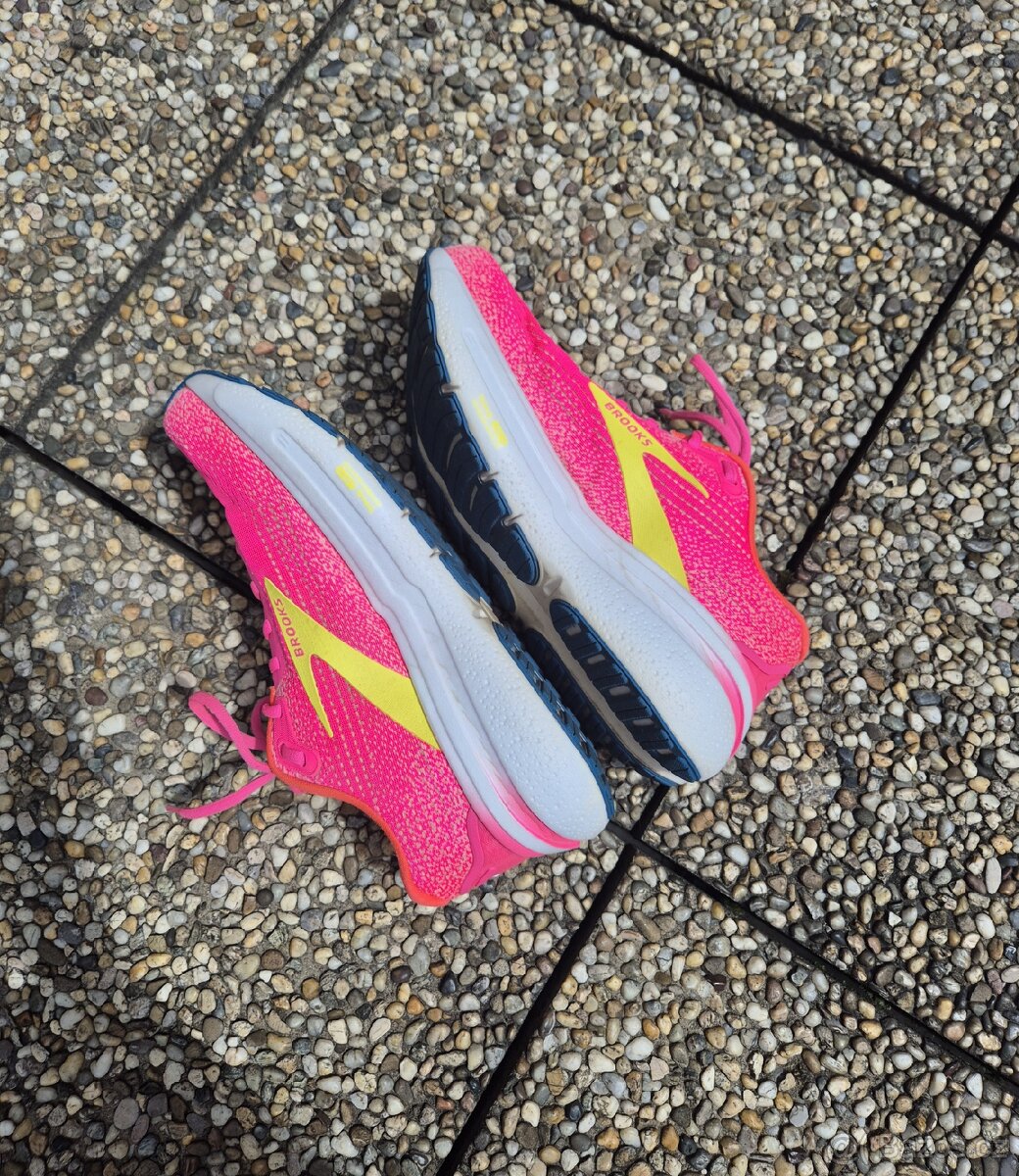 Dámské běžecké boty Brooks Ghost Max 2 W Pink - 3