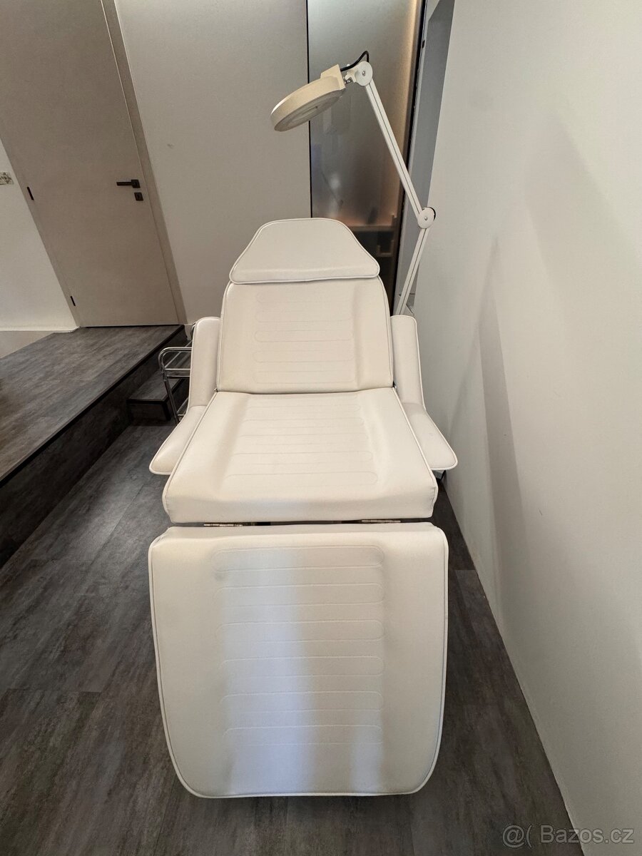 Kosmetické lehátko + židle, pojízdný stolek a lampa - 3