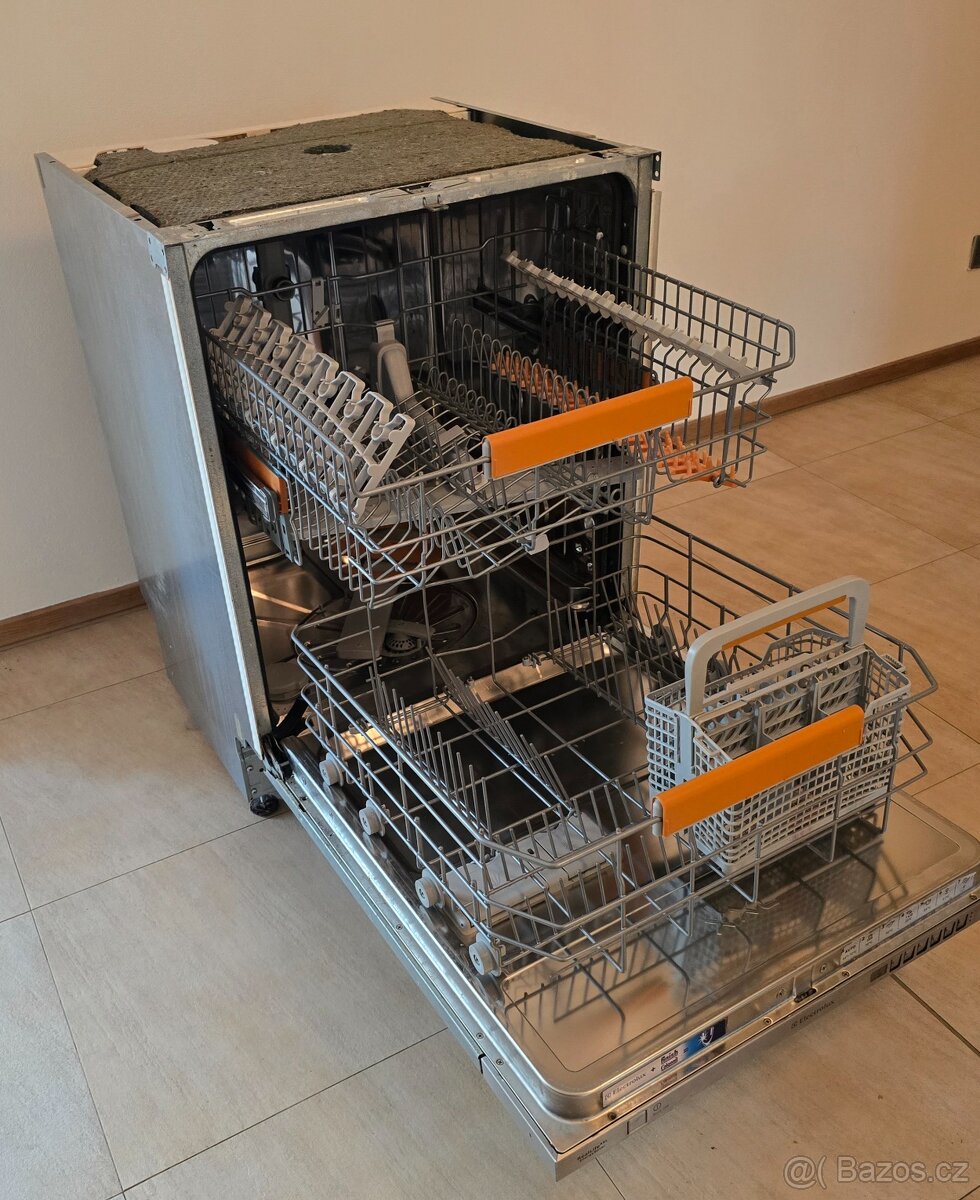 Myčka Elektrolux ESL67070R - 3