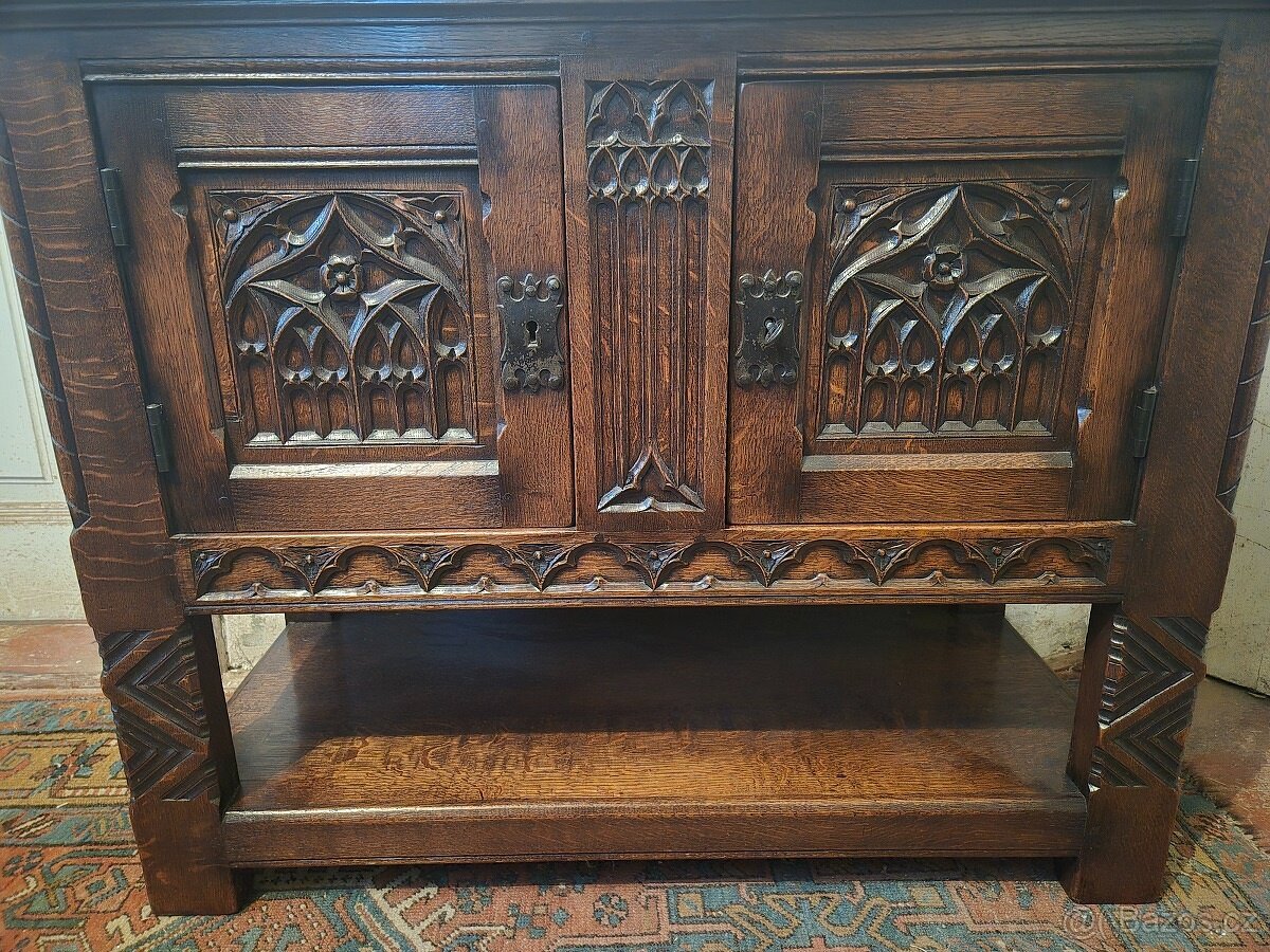 Komoda v gotickém stylu z masivního dubu - 3
