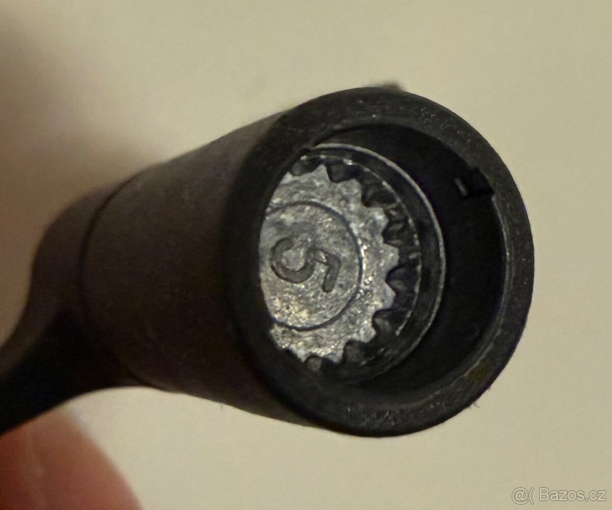 Toyota Auris 2018, alu střešní nosiče Atera - 3