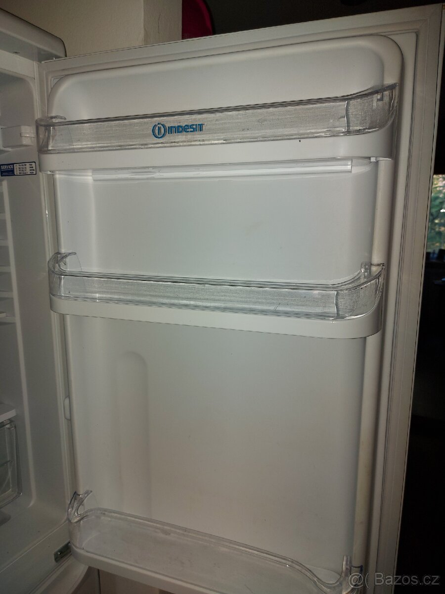 Prodám lednici s mražákem Indesit - 3