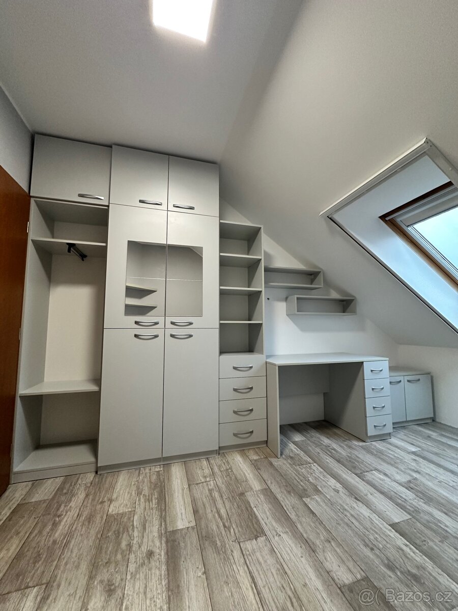 Šatní skříně a stůl - 3