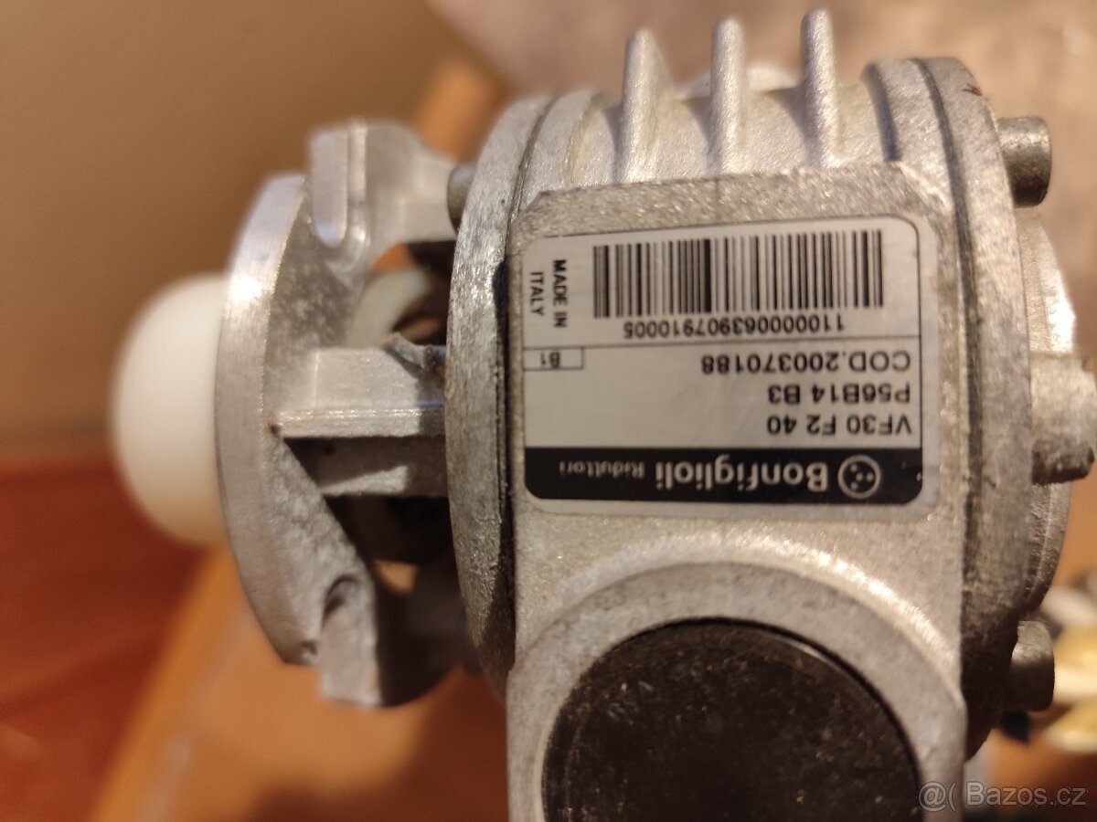 Elektromotor s úhlovou převodovkou - 3