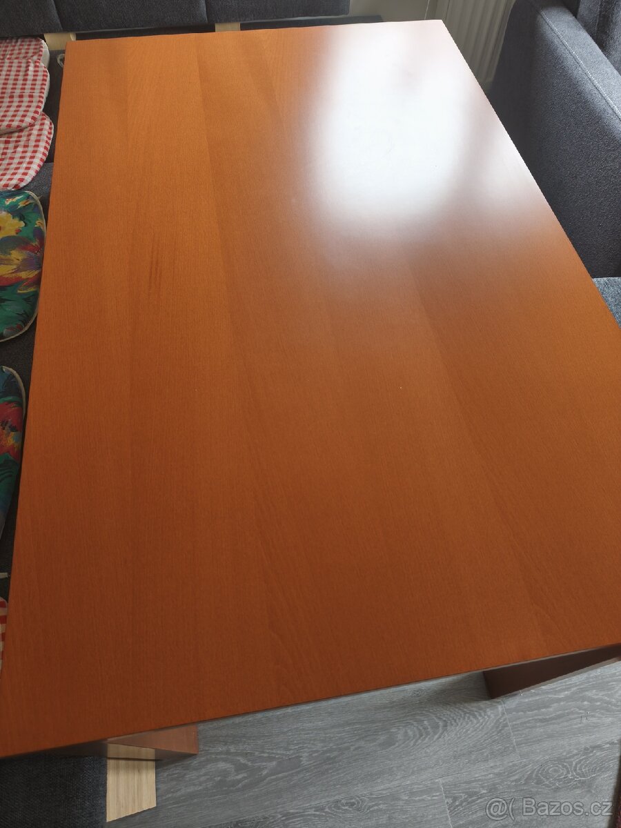 Jídelní stůl a pět židlí - 3