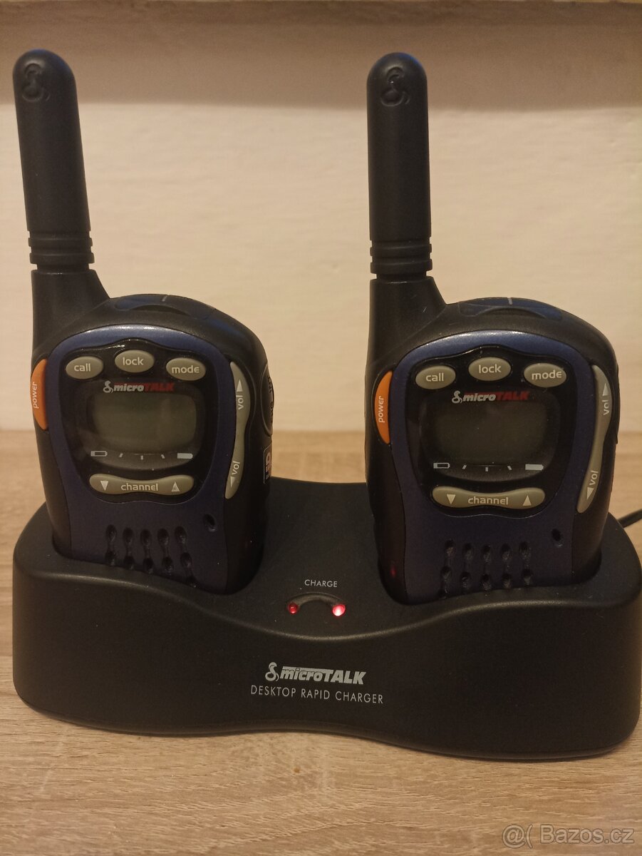 Vysílačky Cobra Microtalk MT725 s nabíjecí stanicí. - 3
