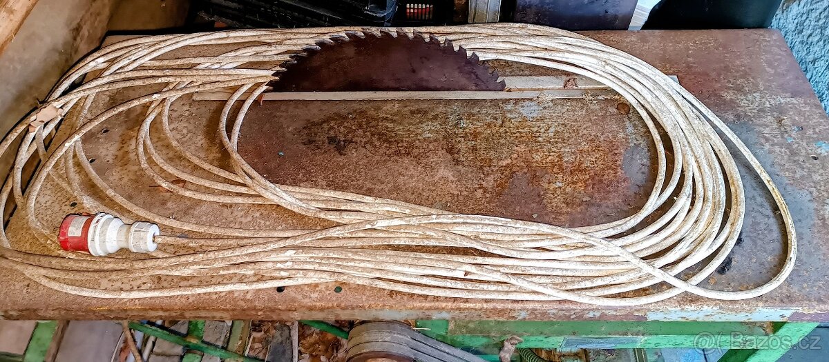 Průmyslová masivní cirkulárka s kolébkou a vrtačkou 380V - 3