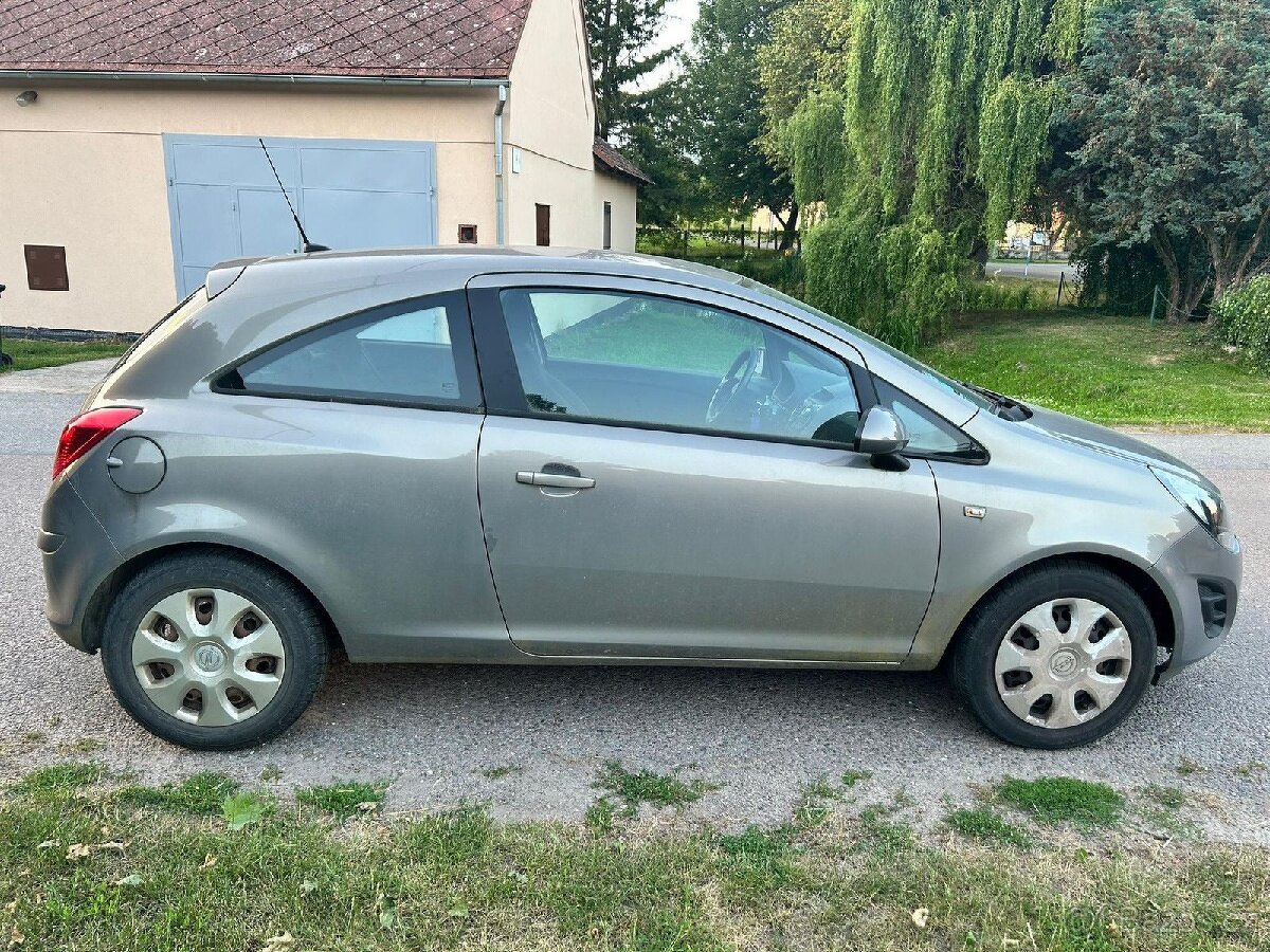 Opel Corsa 1,4 rok 2014 - 3