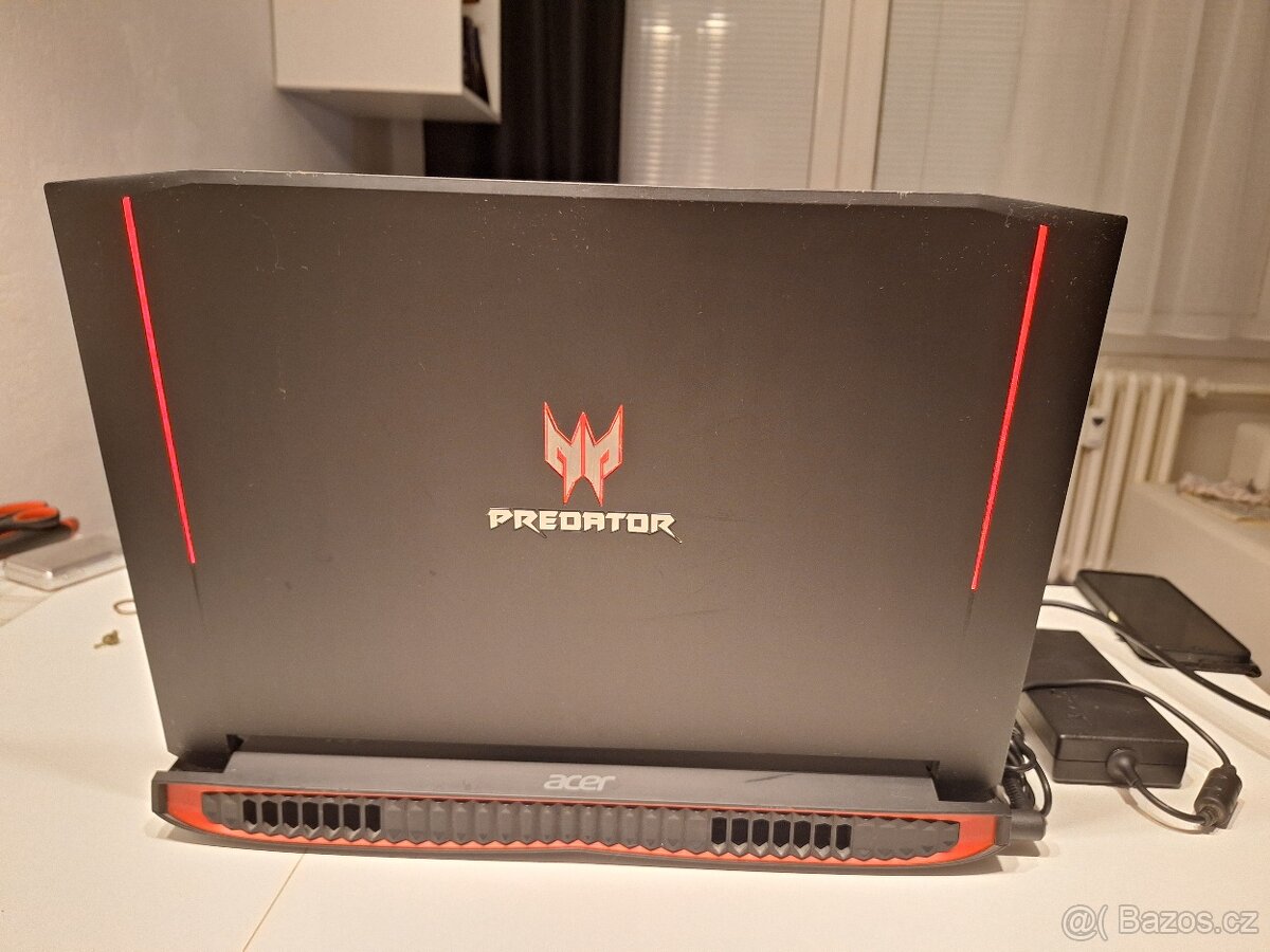 Starší herní notebook Acer Predator - 3