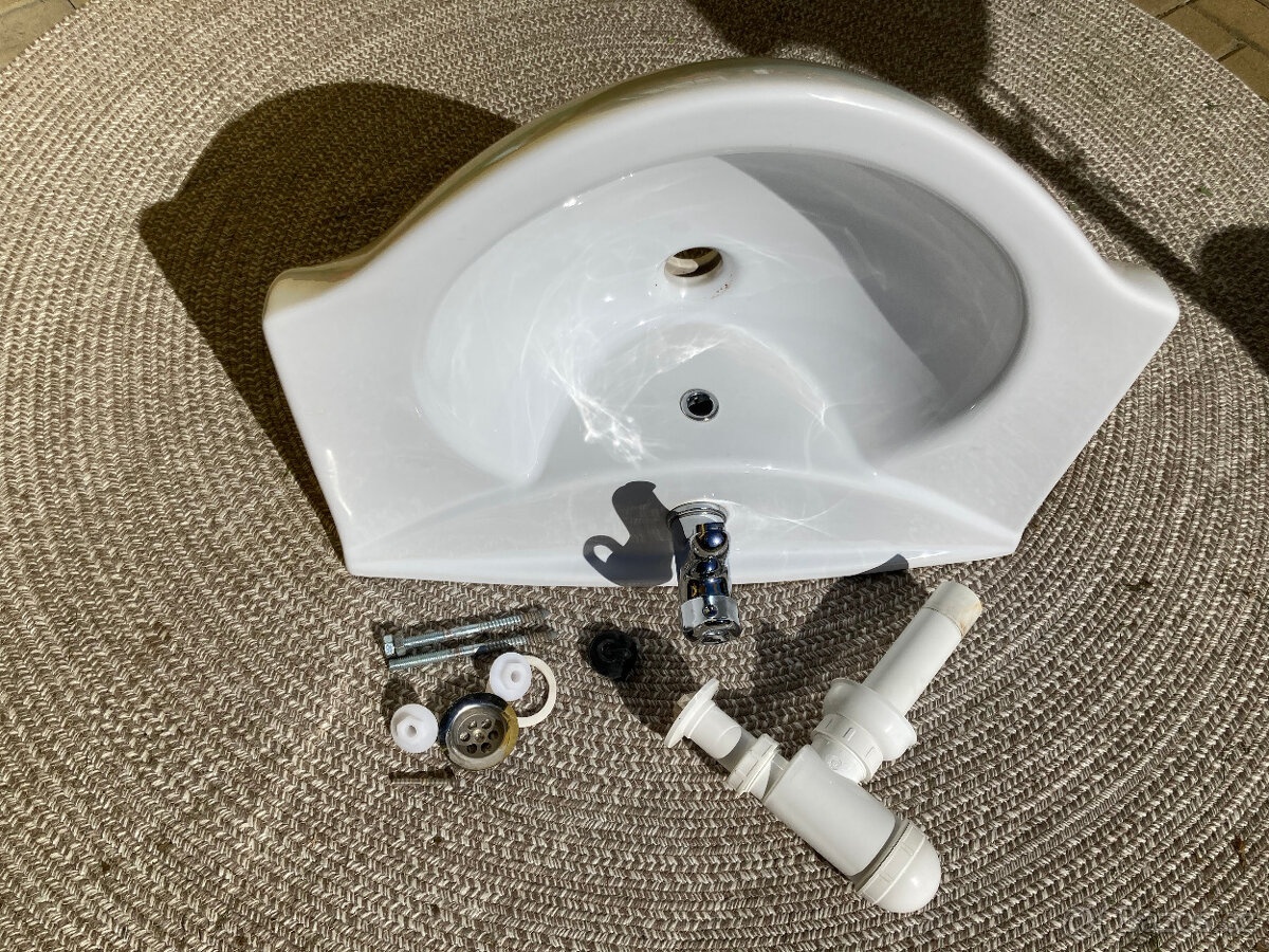 Nepoužívané umyvadlo a baterie - 3