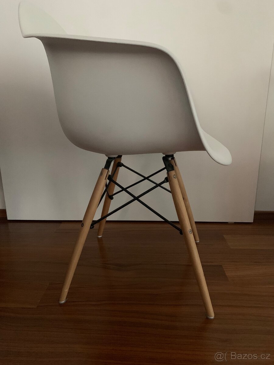 Bílá židle - 3