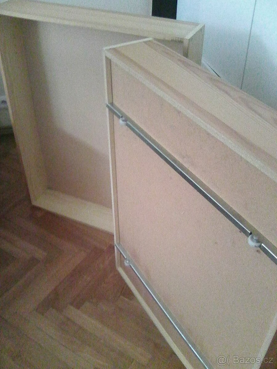 2 šuplíky na kolečkách - úložný prostor pod postel, - 3