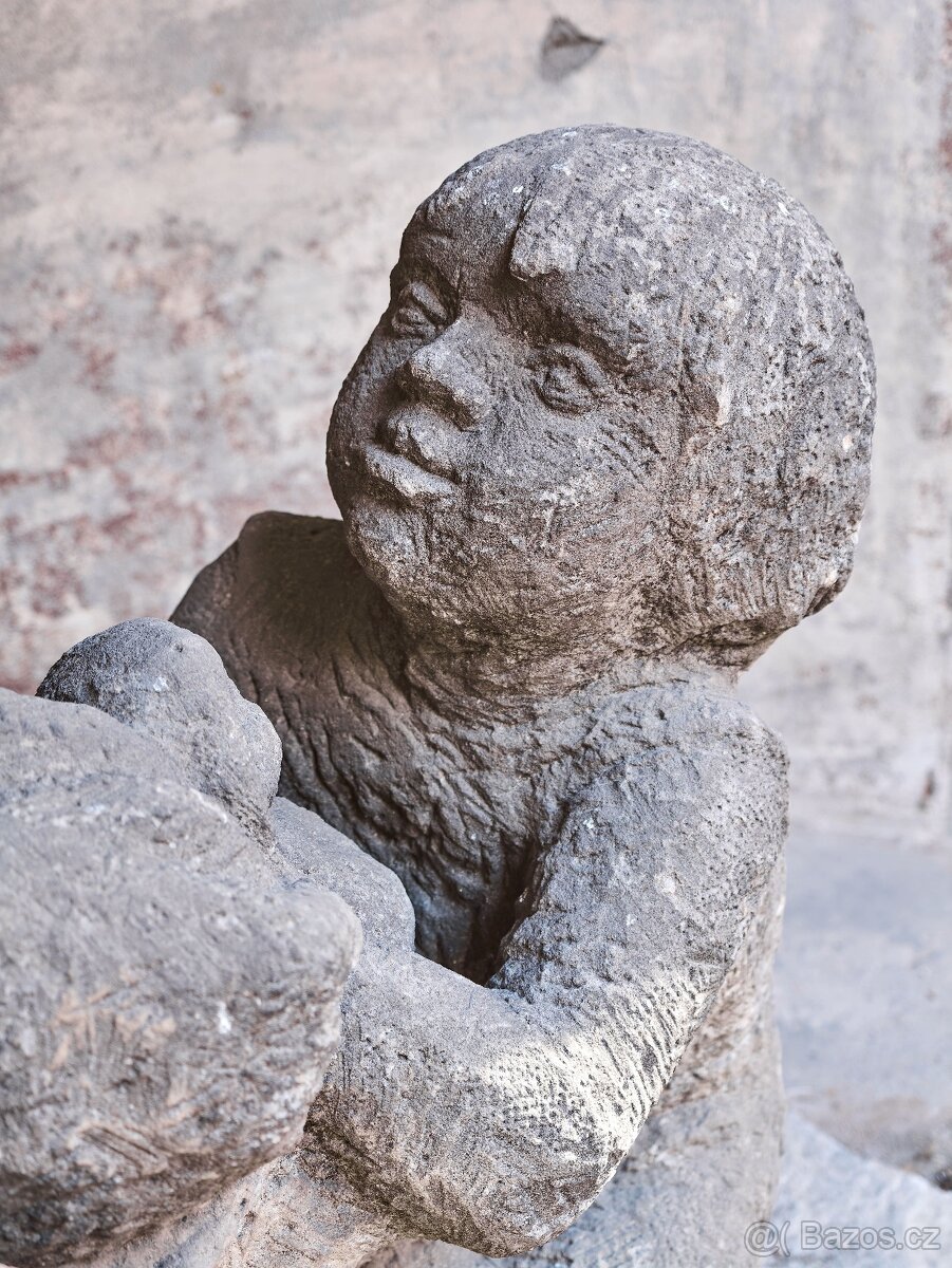 Obří pískovcové sousoší „Matka s dítětem” z období první rep - 3