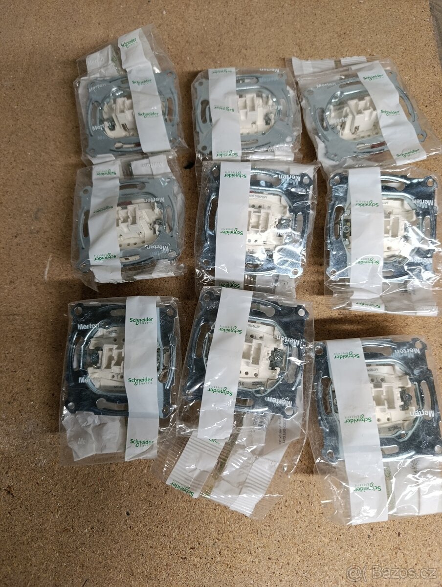 Rámečky vypínačů a zásuvek Schneider - 3