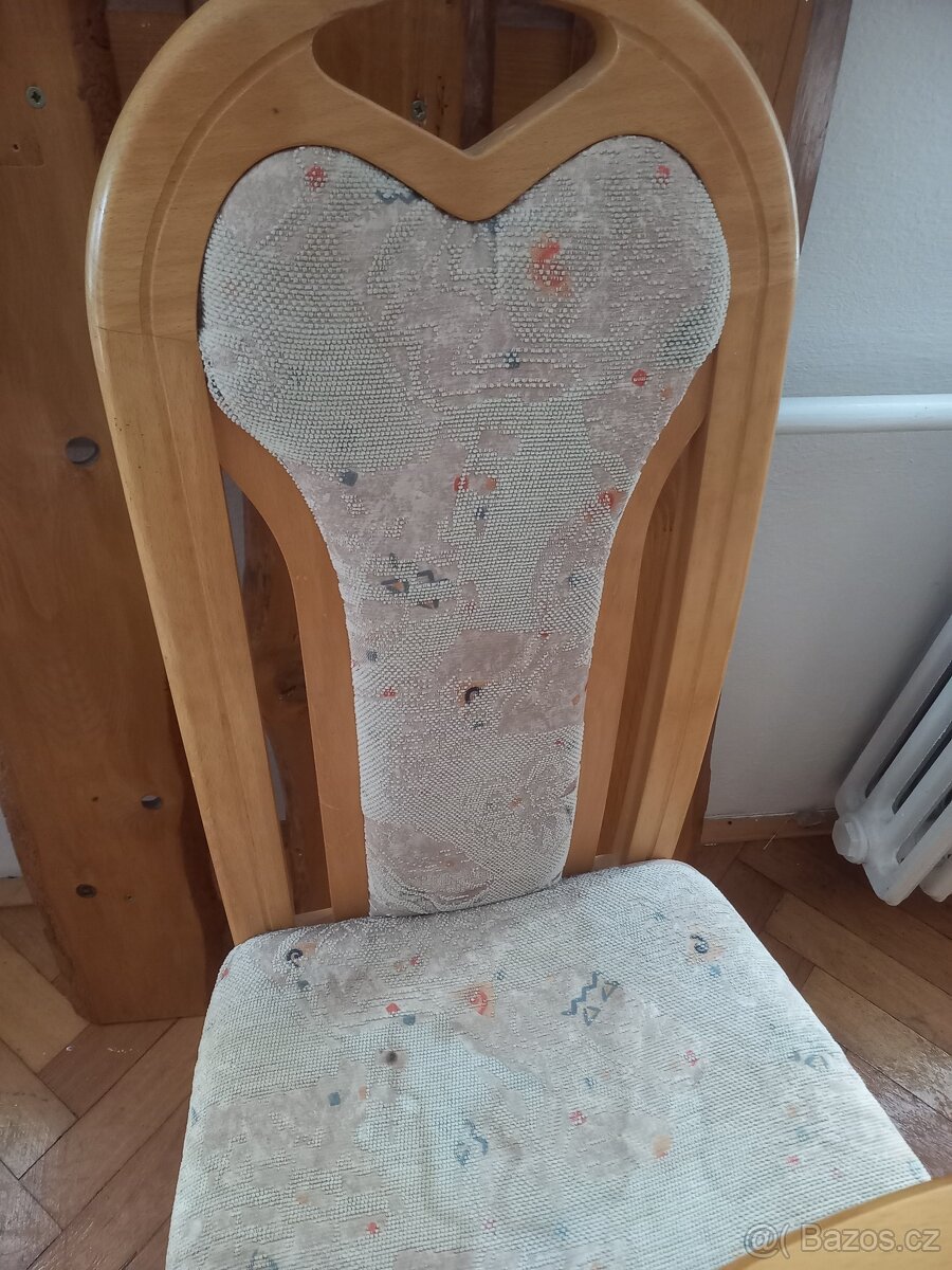 Jídelní stůl a pět židlí v hezkém stavu - 3