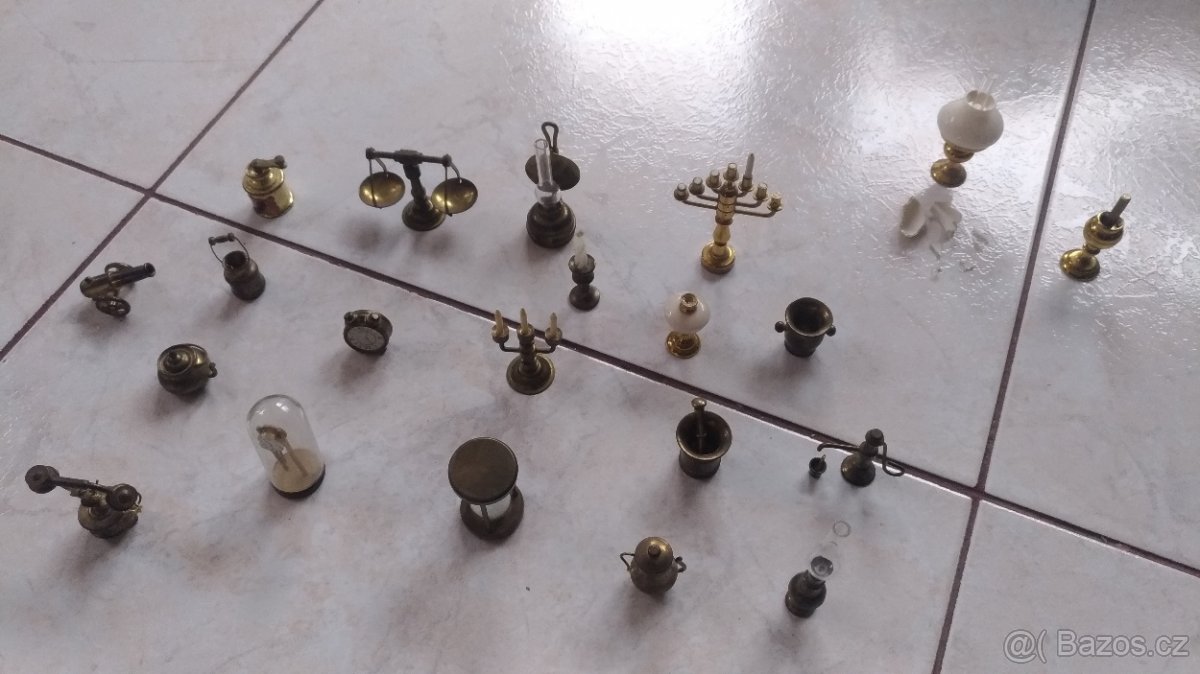 Polička s mosaznými miniaturami - 3