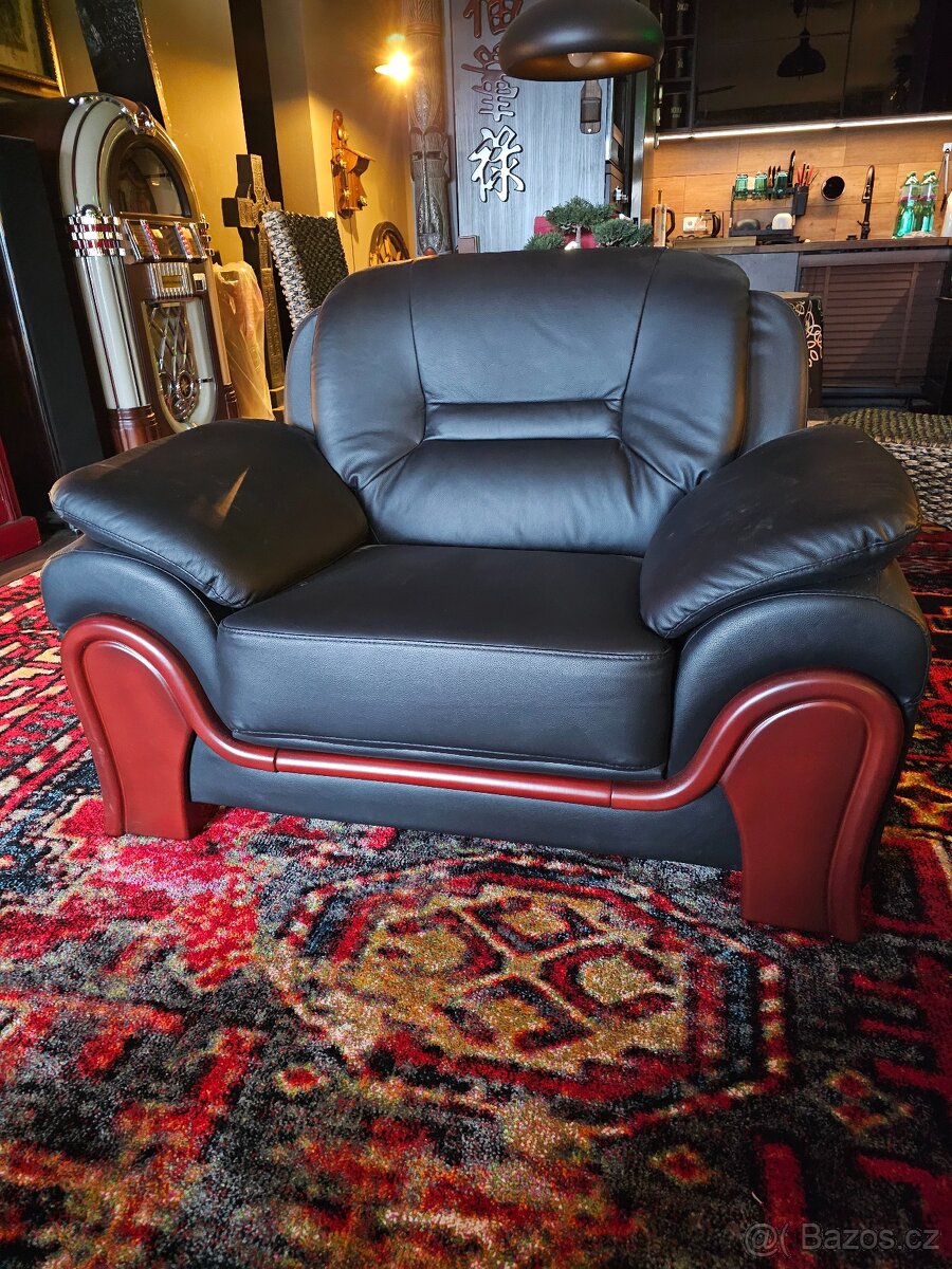 Nove prostorne cerne kreslo - 3