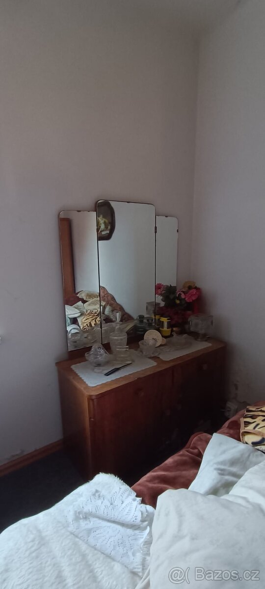 Staré skříně 2x - 3