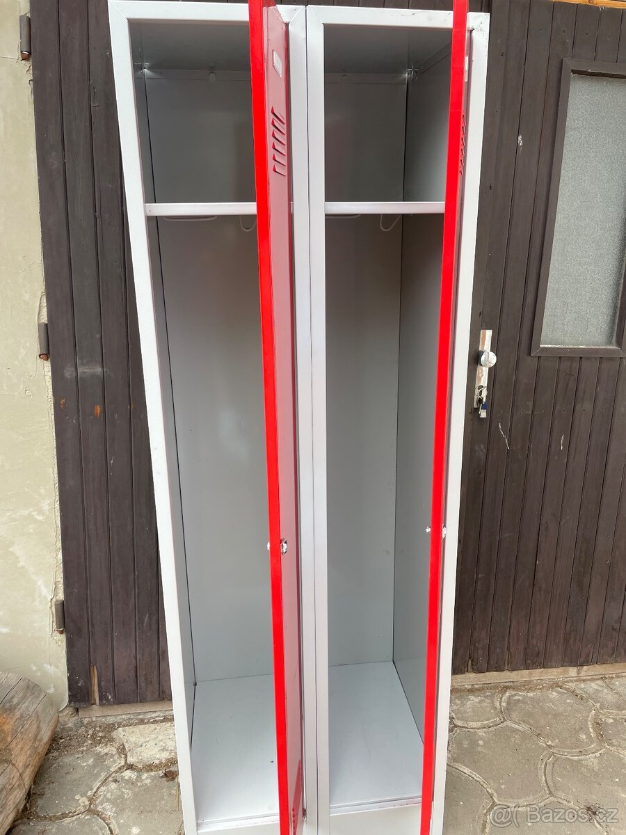 Skříňka šatní kovová - 3