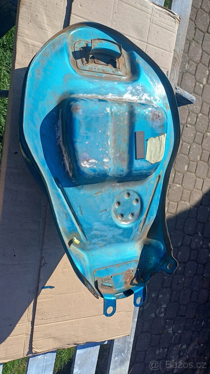 Nádrž Suzuki Bandit 600 GN77A - 3