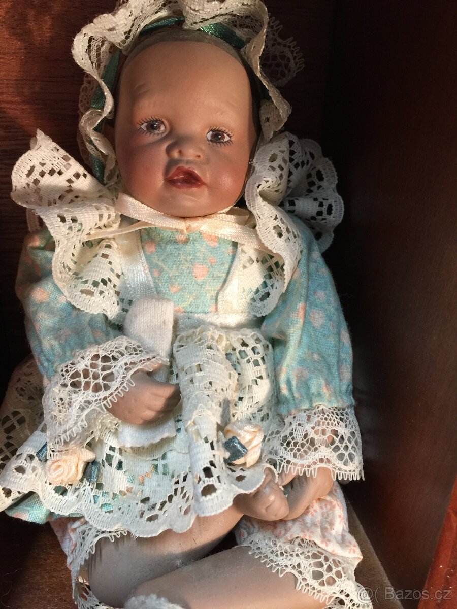 sběratelské panenky porcelánové značené a polička - 3