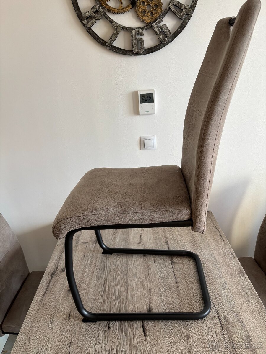 Jídelní stůl se čtyřmi žedlemi - 3