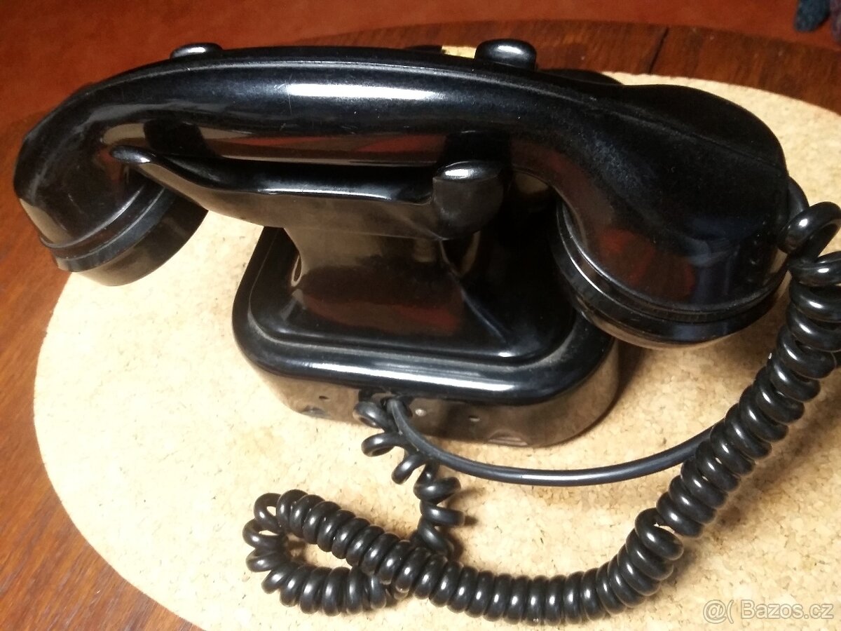 Starý vidlicový telefon s otočnou číselnicí - 3