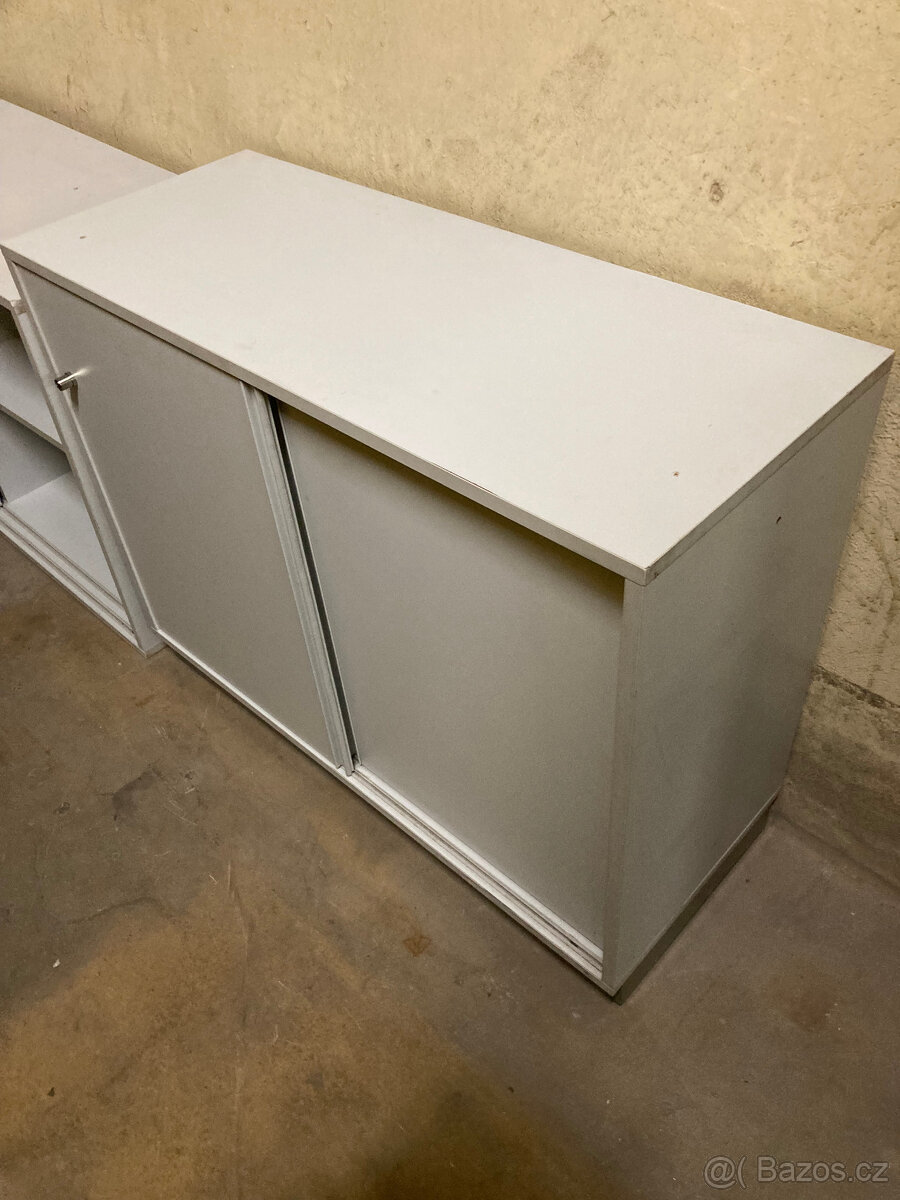 Skříňka nábytková nízká s posuvnými dveřmi za 500 kč - 3