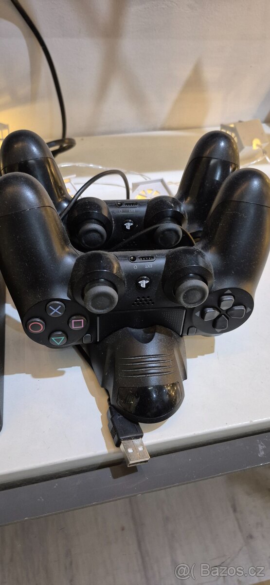 Playstation ps4 s dvěmi ovladači - 3