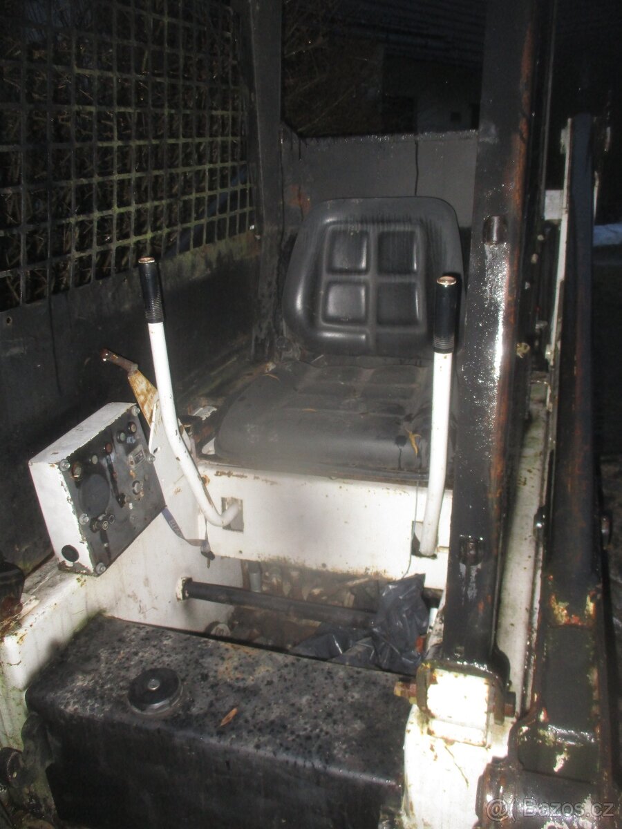 Nepojízdný smykový nakladač - 3