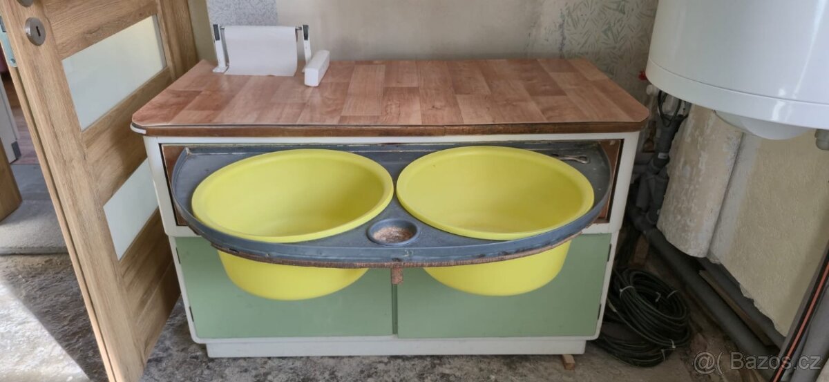 Kredenc a mycí stůl - 3