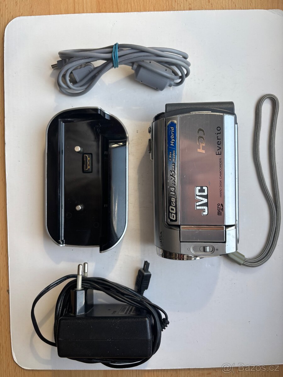 Videokamera JVC Everio s příslušenstvím - 3