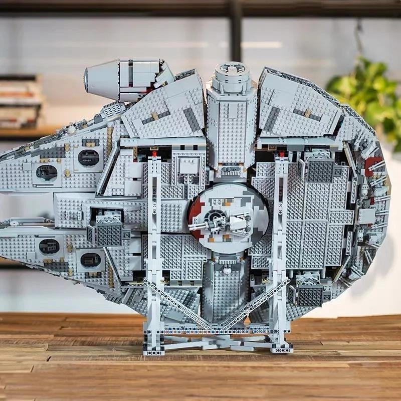 Stavebnice Star Wars Millennium Falcon + osvětlení,podstavec - 3
