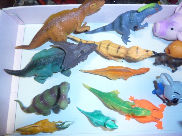 HRAČKY,POSTAVY PRAVĚCÍ DINOSAUŘI,ZVÍŘATA Z DNEŠNÍ DOBY, ATD. - 3